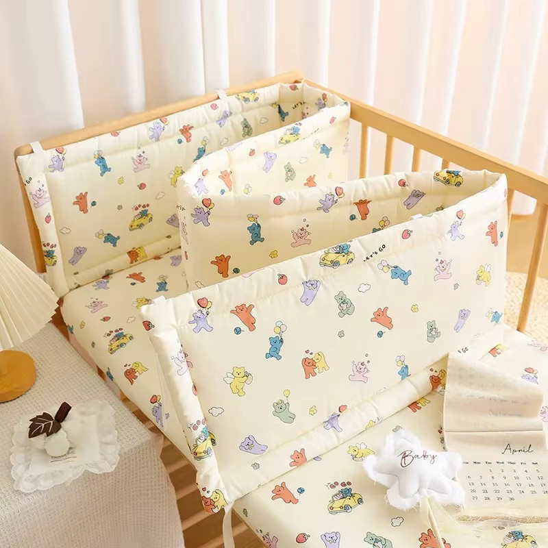 Baby Krippe Zaun Schutz aus weicher Baumwolle mit Anti-Kollision Streifen und integrierter Tasche - Bild 1