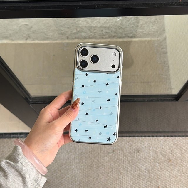 Stoßfeste Handyhülle mit Kunst-Graffiti-Linien, bunten Sternen und silbernem Rand für iPhone 17, 16 und 15 Pro Max in Silber und Blau - Bild 1