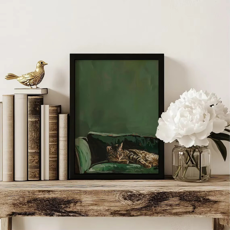 Sleepy Tabby Cat Kunstdruck von SHENCHEN, moderne Illustration einer schlafenden Katze auf grünem Samtsofa, rechteckiges Wandbild aus Leinwand - Bild 2
