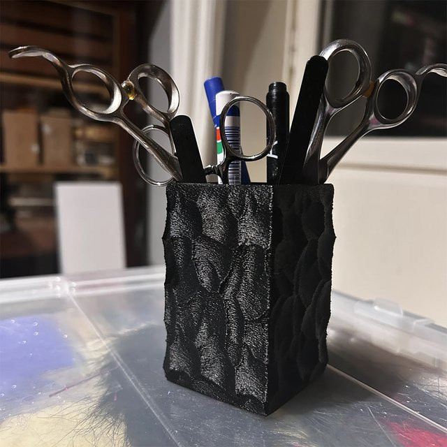 Schwarzer Obsidian Stifthalter aus Kunststoff als multifunktionaler Schreibtisch-Organizer für dein Büro oder Zuhause - Bild 1