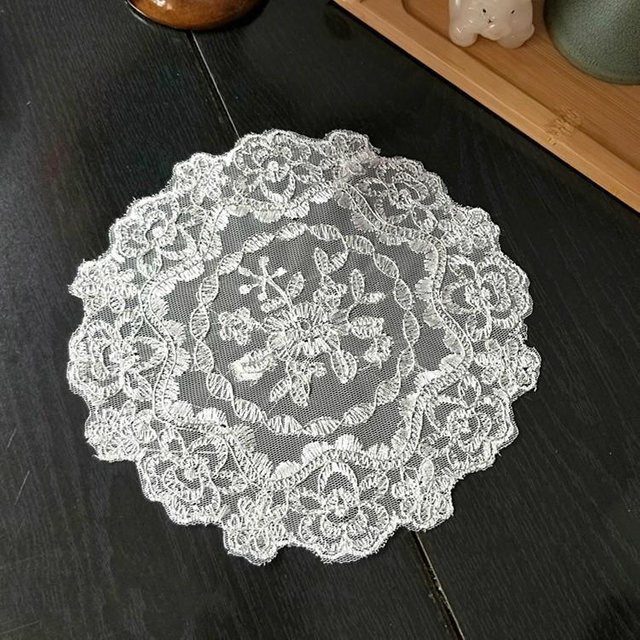 Runde Tischunterlage aus Baumwolle mit floraler Spitzenstickerei in Weiß, B/D: 20 x 20 cm - Bild 1