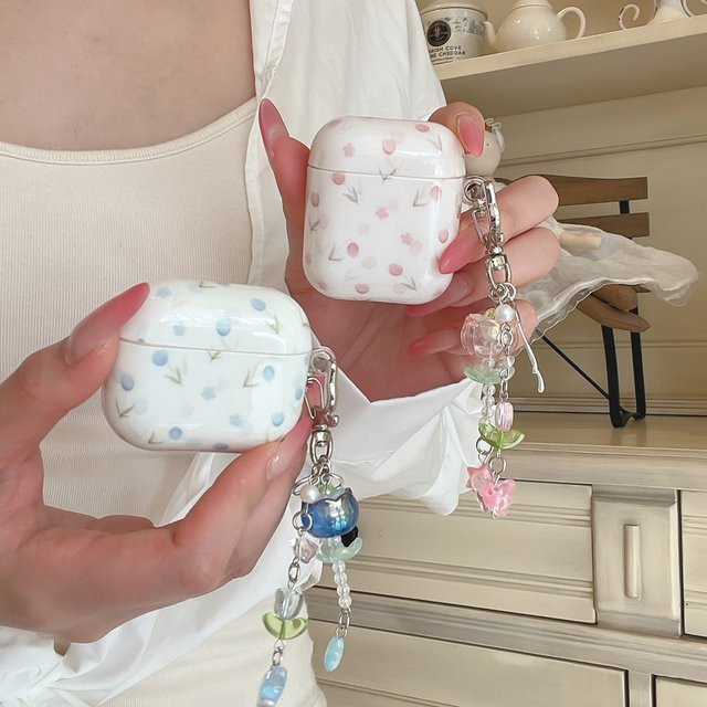 Apple AirPods Schutzhülle mit rosa und blauen Tulpen sowie transparenten Perlenanhängern - Bild 1