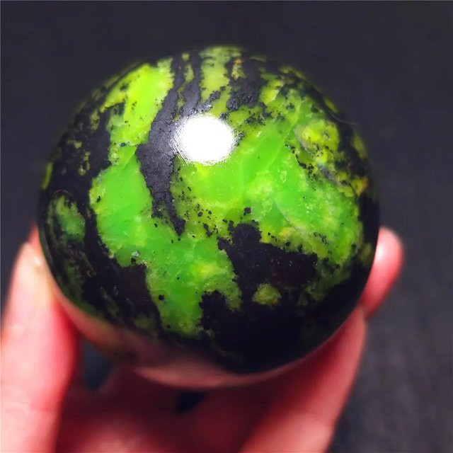 CrystalHola Grüne Opal-Kristallkugel aus Naturstein mit schwarzer Maserung als Tischdekoration - Bild 1