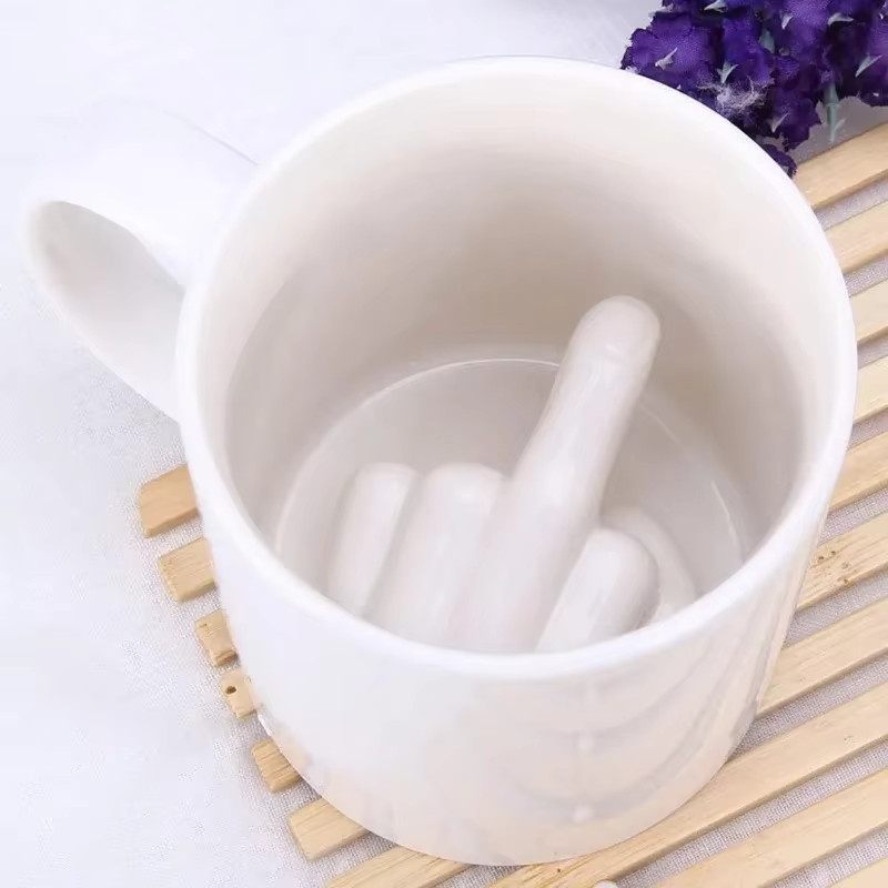 Raise Up Yours Keramiktasse mit Mittelfinger-Motiv in Weiß, personalisierbar und lustig für Kaffee oder Tee - Bild 2