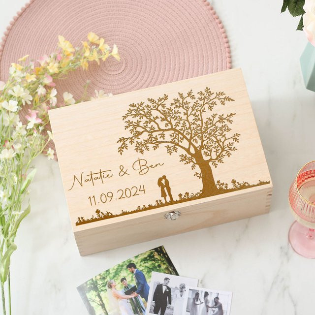 Personalisierte Hochzeits Memory Box aus Holz als Geschenk für Brautpaare und Trauzeugen - Bild 1