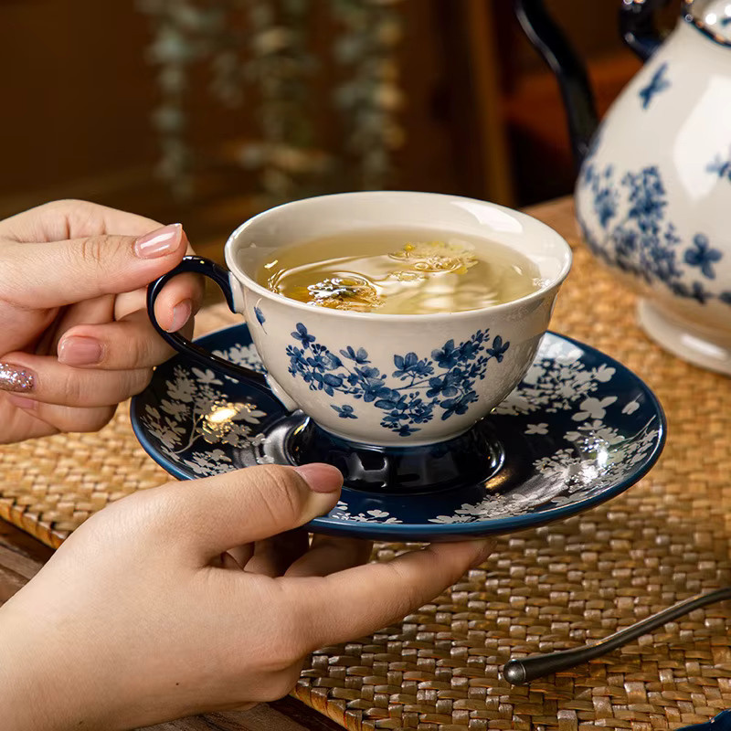 Kaffeetassen und Untertassen aus Keramik im chinesischen Stil mit blau-weißem Porzellan und floralem Muster - Bild 2