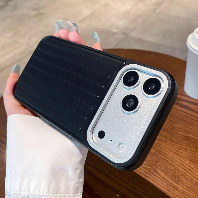 Sturzsichere iPhone 17 Pro Max Hülle in Schwarz mit elegantem Design und hochwertiger Haptik - Bild 1