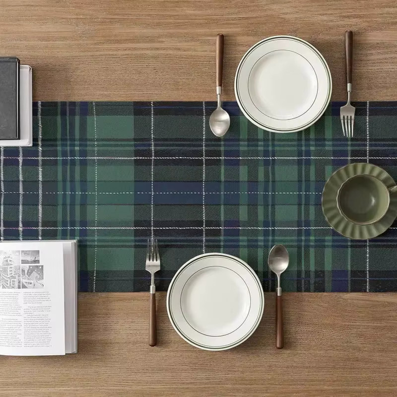 VIKAMA Weihnachtstischläufer mit schottischem Tartan-Karomuster in Grün-Blau für deine Weihnachtsdekoration - Bild 4