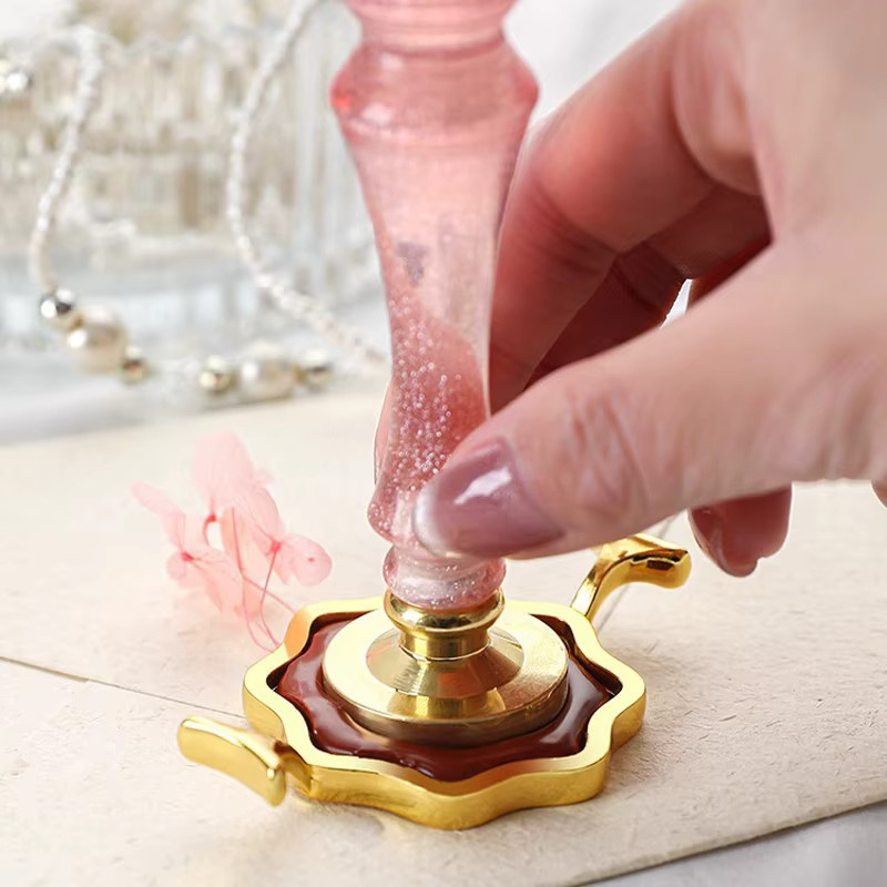Individuelles Stempelwachssiegel mit eigenem Logo in Gold für Hochzeiten, Geschenke und DIY-Bastelarbeiten - Bild 3