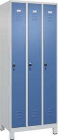 C+P Spind Classic PLUS Garderobenschrank mit 3 Abteilen, Füße, Lichtgrau/Fernblau, H x B x T: 195 x 75 x 50 cm - Bild 1
