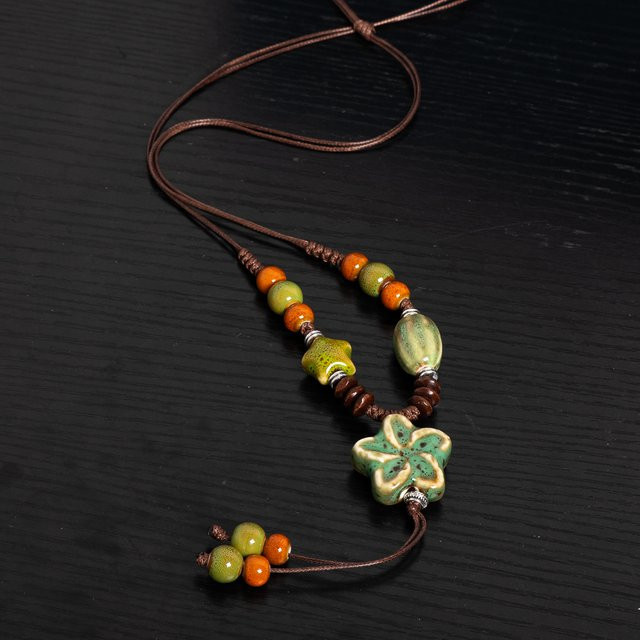 Halskette Keramik, grüner Blüten-Anhänger, Boho, Unisex - Bild 1