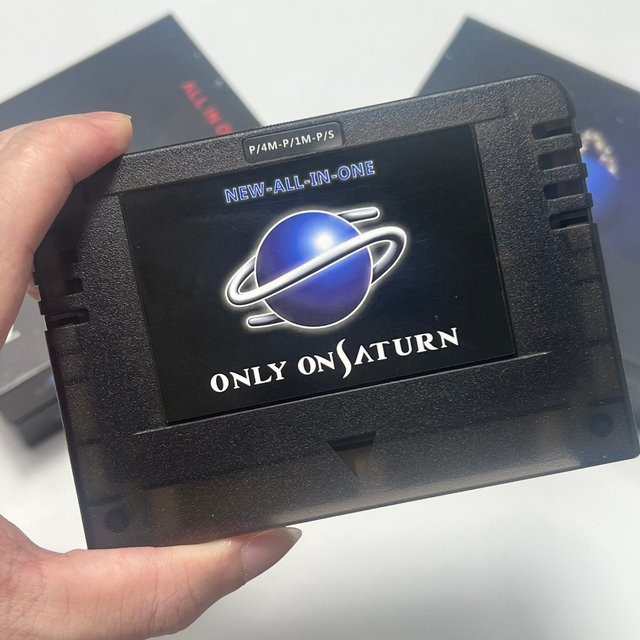 Pseudo Saturn 4in1 Retro-Konsole in Schwarz mit Display, 4M Beschleuniger, Goldfinger-Funktion, Action-Replay und 8MB Speicherkarte - Bild 1