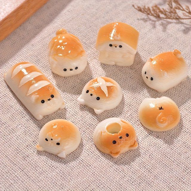 8-teiliges Mini-Ornament-Set von DUTRIEUX aus Kunstharz mit Hund und Donut für deine Heimwerker-Dekoration zu Halloween oder Weihnachten - Bild 1