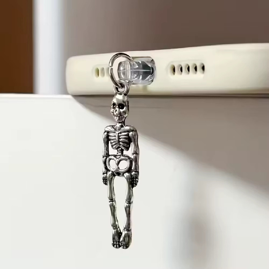 Lustiger Totenkopf Staubstopfen für den Ladeanschluss als Halloween Deko-Anhänger in Silber - Bild 3