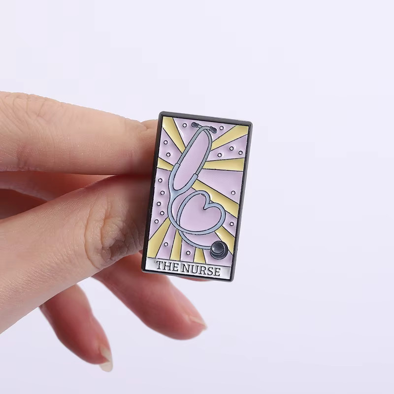 Emaille-Anstecknadel Krankenschwester-Tarot-Karte, Bunt, Unisex - Bild 3