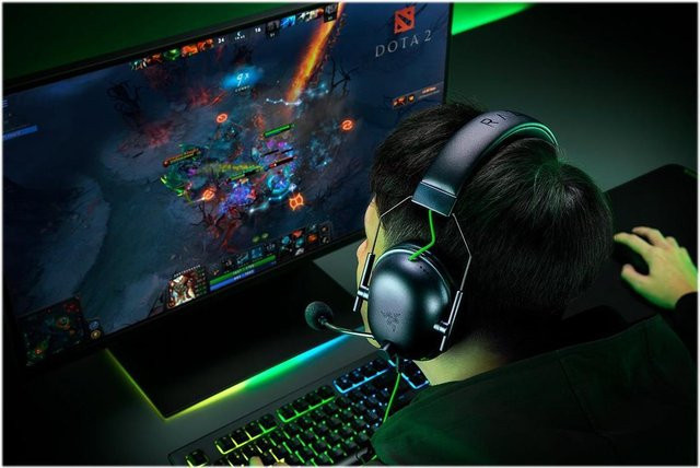 Razer BlackShark V2 X Gaming-Headset mit 7.1-Kanal Surround-Sound, kabelgebunden via 3,5 mm Klinke, ohrumschließend, Schwarz/Grün - Bild 1