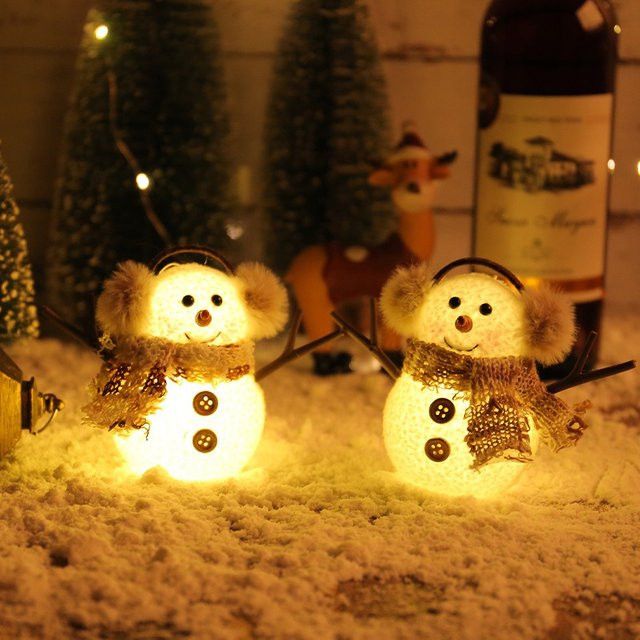 lyfs Weihnachts-Schneemann-Ornament aus Plüsch mit integriertem LED-Licht in Weiß als Tischdekoration - Bild 1