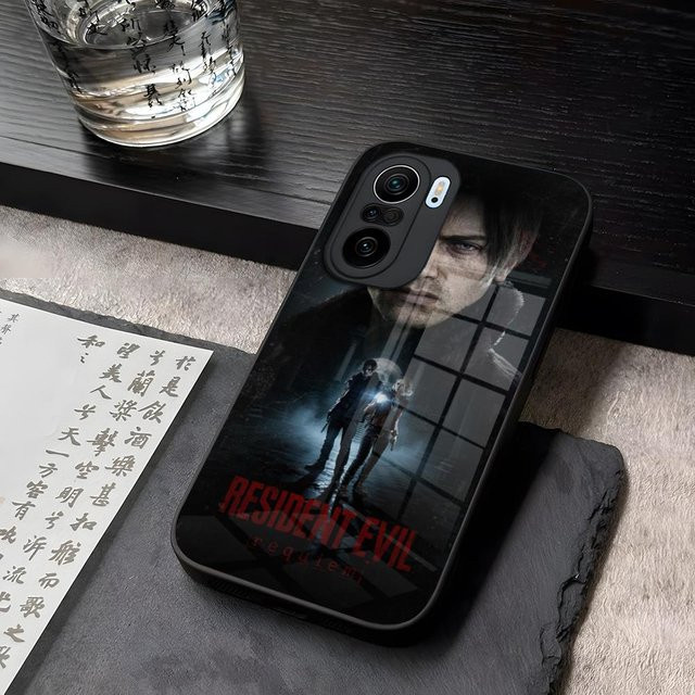 Handyhülle aus gehärtetem Glas mit Resident Evil Requiem Motiv für Xiaomi und POCO Modelle in Schwarz und Multicolour - Bild 1