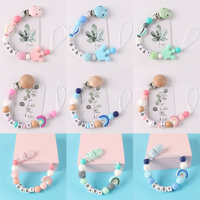 Personalisierter Schnullerclip von Panplay aus Regenbogen-Silikon mit Gravur für dein Baby - Bild 1