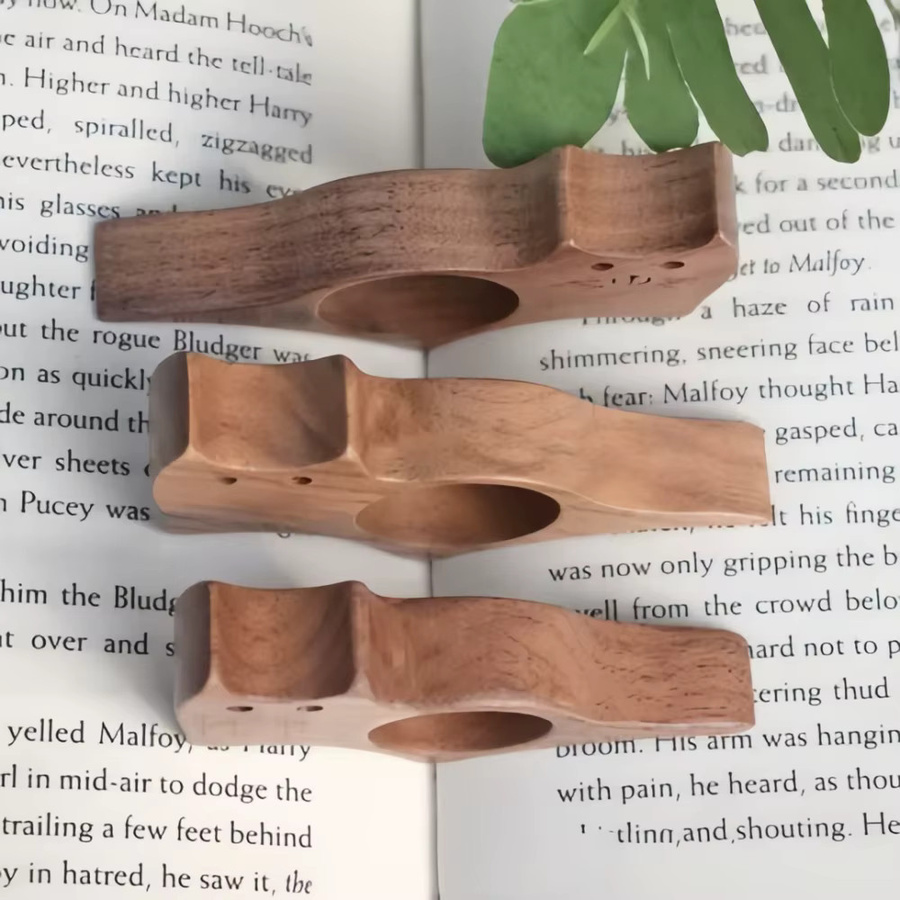 Niedliches Holz Lesezeichen als Daumen-Ring mit Tierdesign für Katze oder Hund in Braun - Bild 5