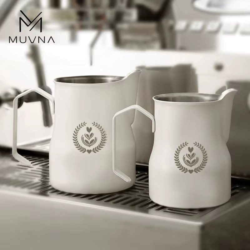 MUVNA Kaffee-Milchaufschäumkrug aus Edelstahl in Silber und Weiß, 350/450 ml Latte Art Tasse und Barista-Zubehör - Bild 2