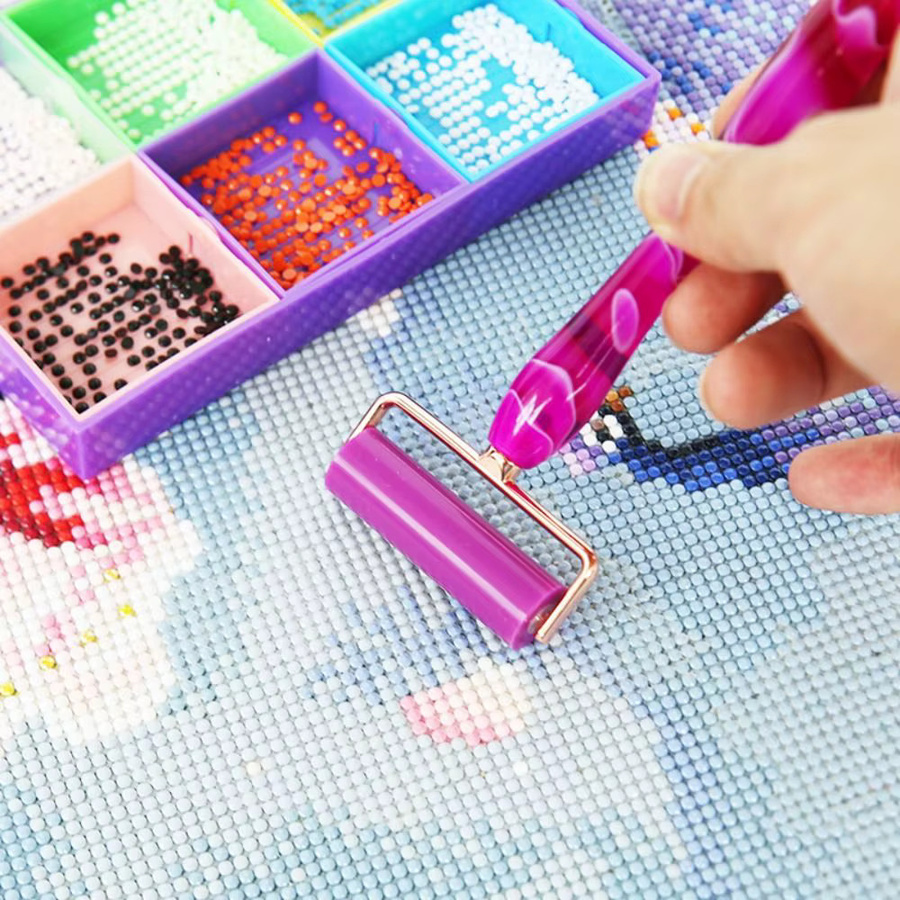 Set aus 5D-Harz-Diamant-Malstiften mit Ersatzstiftköpfen, Kleber und Tonroller für dein DIY-Kunsthandwerk in Pink und Multicolour - Bild 3