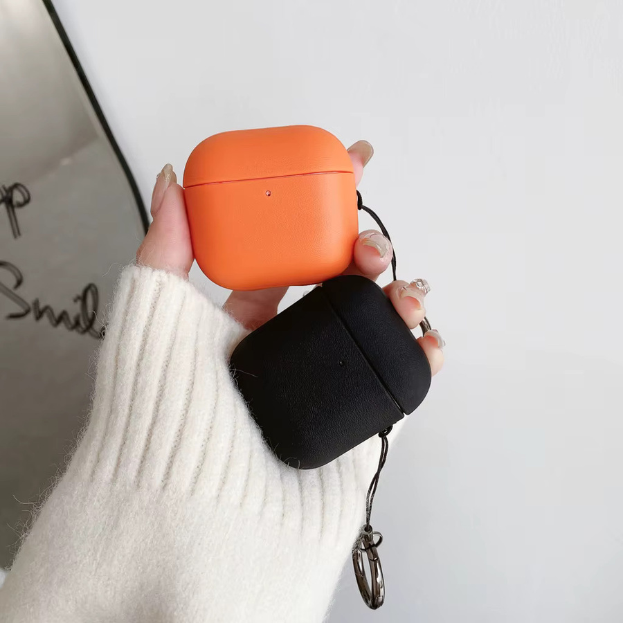 Stoßfeste Kopfhörerhülle für Apple AirPods 1, 2, 3, 4 und Pro 2 mit simuliertem Ledermuster und Haken in Schwarz - Bild 3