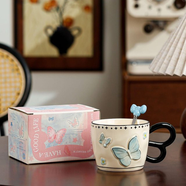 Keramiktasse mit Schmetterling und Herz von Yiran Furniture, Weiß, 400 ml inklusive Löffel - Bild 1