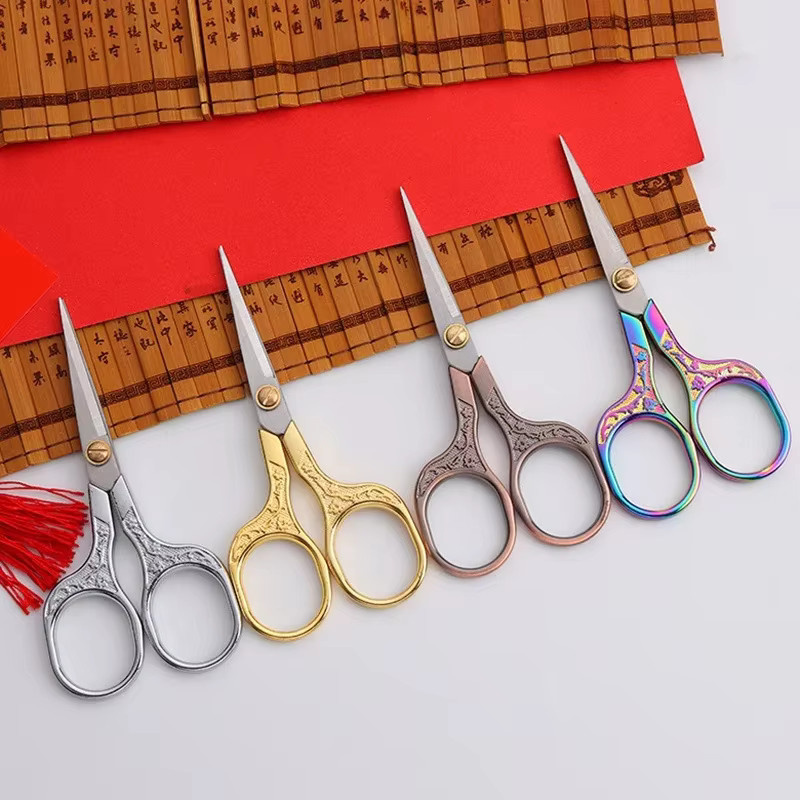 Vintage Schneiderschere aus Metall in Gold zum Sticken und Stoffschneiden inklusive Verpackung - Bild 4