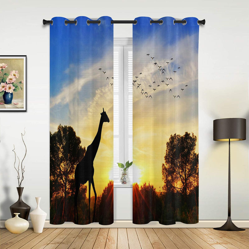 Dekorative Fenstergardine mit Giraffen-Landschaftsmotiv in Grau, halbtransparentes Polyester für Wohnzimmer und Schlafzimmer, Breite: 135 cm, Höhe: 60 cm - Bild 3