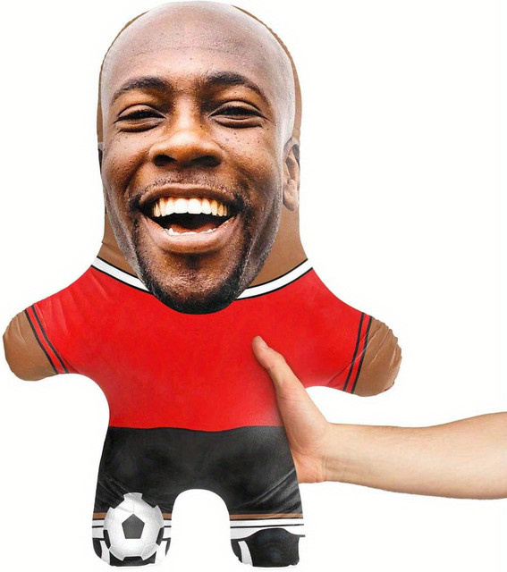 Personalisiertes Plüschkissen mit individuellem Fußball-Sport-Design in Rot, ovales Fotokissen als persönliches Geschenk - Bild 1