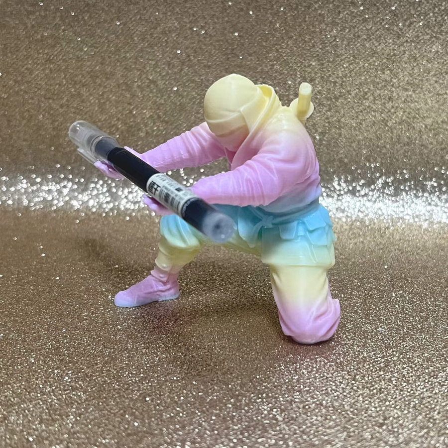 Kawaii Regenbogen-Ninja Stifthalter aus Kunststoff in Mehrfarben, Niedriger Schreibwarenständer für deinen Schreibtisch, B: 9 cm, T: 7,8 cm - Bild 2