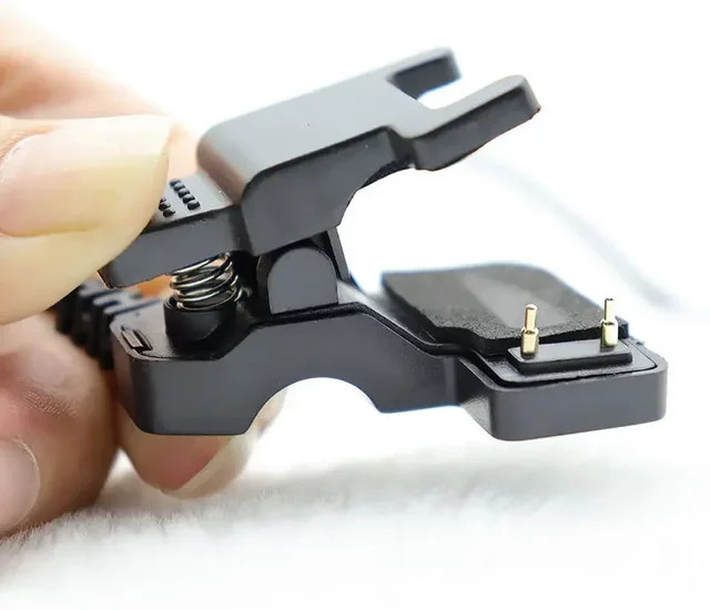Universeller Clip-Ladegerät von AISHISMART in Schwarz für Smartwatch-Armbänder mit 2-Pin, 3-Pin, 3mm, 4mm oder 7mm Anschluss kompatibel mit T500, HW16, HW22, S6, X7, X8, X10 und LS05 - Bild 1