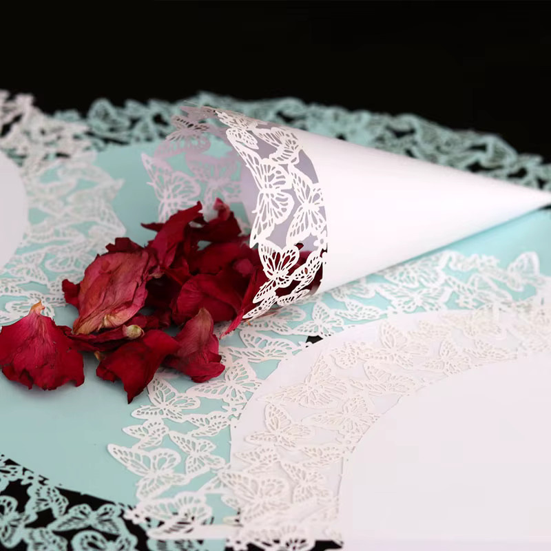 Papierkegel mit Schmetterlings- und Spitzen-Design in Pink und Weiß für Hochzeiten, Valentinstag und als Konfetti- oder Blumenverpackung - Bild 4
