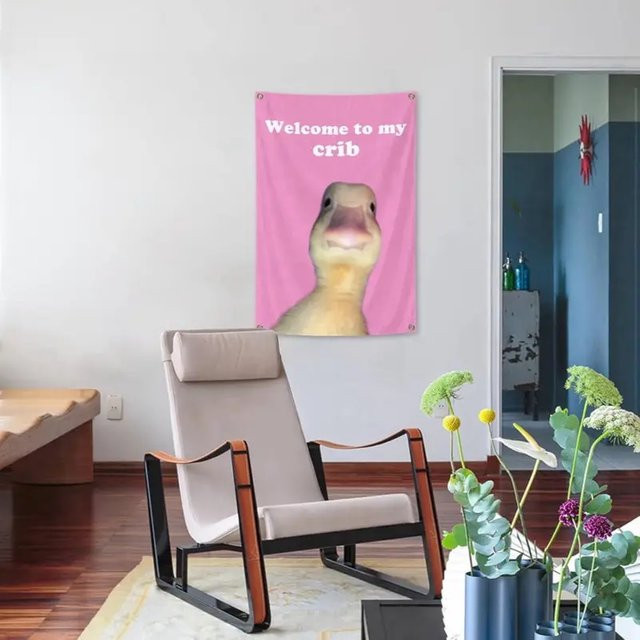 VIKAMA Wandteppich mit Entenmotiv Welcome to My Crib in Pink, Textil-Wanddeko für Wohnzimmer und Schlafzimmer, B: 150 cm, H: 100 cm - Bild 1