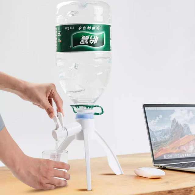 Shanquan Mineralwasser-Dreieckständer in Weiß für 5L Flaschen, freistehender Wasserspender und Flaschenhalter aus Kunststoff, B/T/H: 18,0 x 22,0 x 12,0 cm - Bild 1