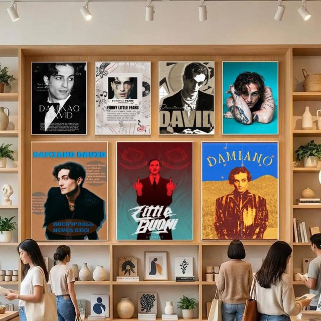 Selbstklebendes Kunstposter mit Motiv von Rock-Sänger Damiano David in Weiß auf Kraftpapier - Bild 1