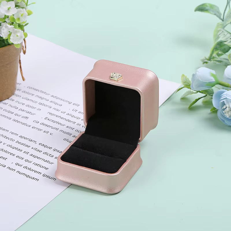 Modische Schmuckbox aus hochwertigem PU-Leder in Rosa für Ringe, Ohrringe und Armbänder - Bild 3