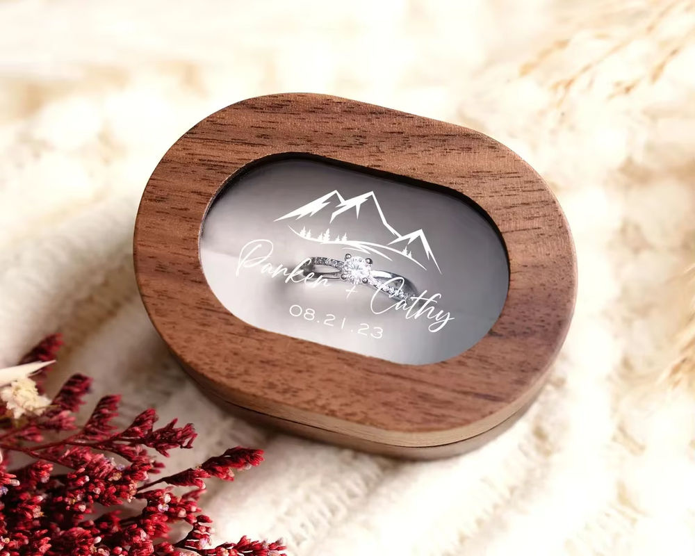 Personalisierbare Ringbox von Alex Streeter aus Holz in Weiß und Transparent für Hochzeitszeremonie und Verlobungsantrag mit individueller Gravur - Bild 4