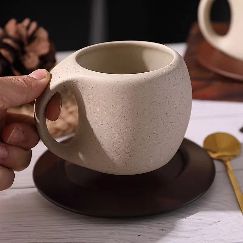 Keramik-Kaffeetasse mit Untertasse und Holzuntersetzer, Retro-Design Floral in Beige, Set bestehend aus Tasse, Untertasse, Löffel und Holzuntersetzer - Bild 3