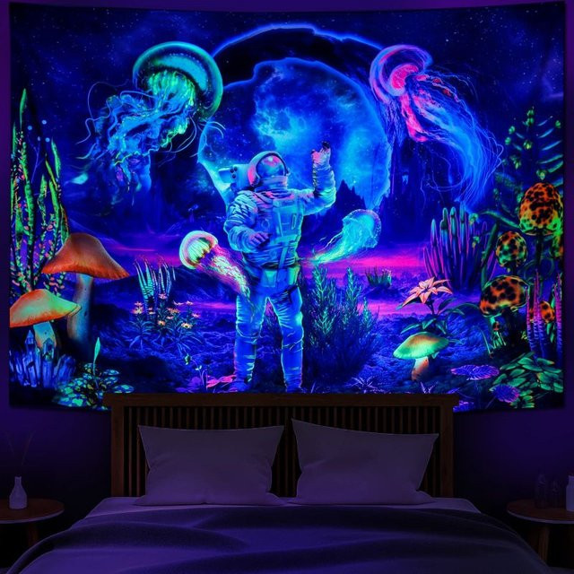 VIKAMA Psychedelischer Weltraum-Wandteppich mit Astronauten und Pilzen, leuchtet im Dunkeln, Mehrfarbig - Bild 1