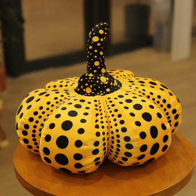 Yayoi Kusama Kürbis Plüschkissen mit Wellenpunkt Design in Gelb, 20 cm - Bild 1