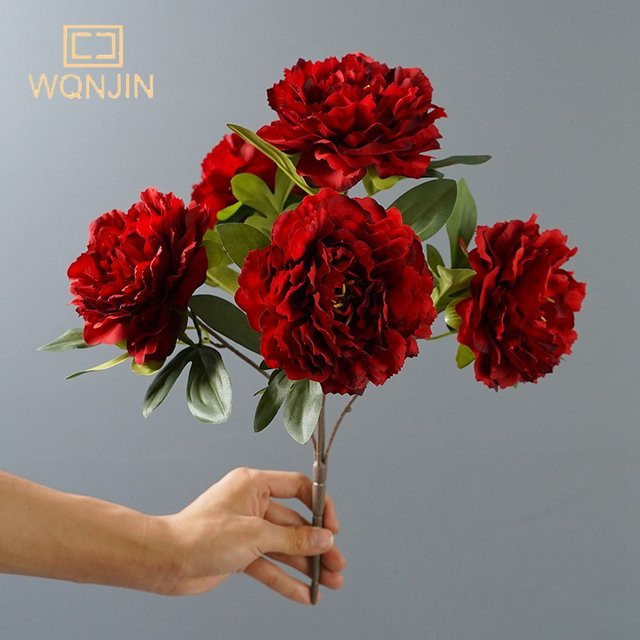 WQNJIN Künstlicher Pfingstrosen-Blumenstrauß aus roter Seide mit 5 Blüten für Tischdekoration und Hochzeit, Rot/Gold - Bild 1