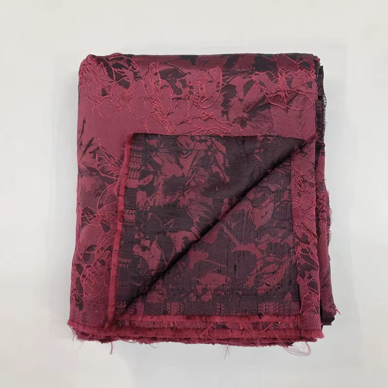 Texmark Jacquard-Damaststoff in Rot und Schwarz mit Blumenstickerei als Brokat-Meterware für Abendkleider und Heimwerkerarbeiten, 180 g/m2 - Bild 2