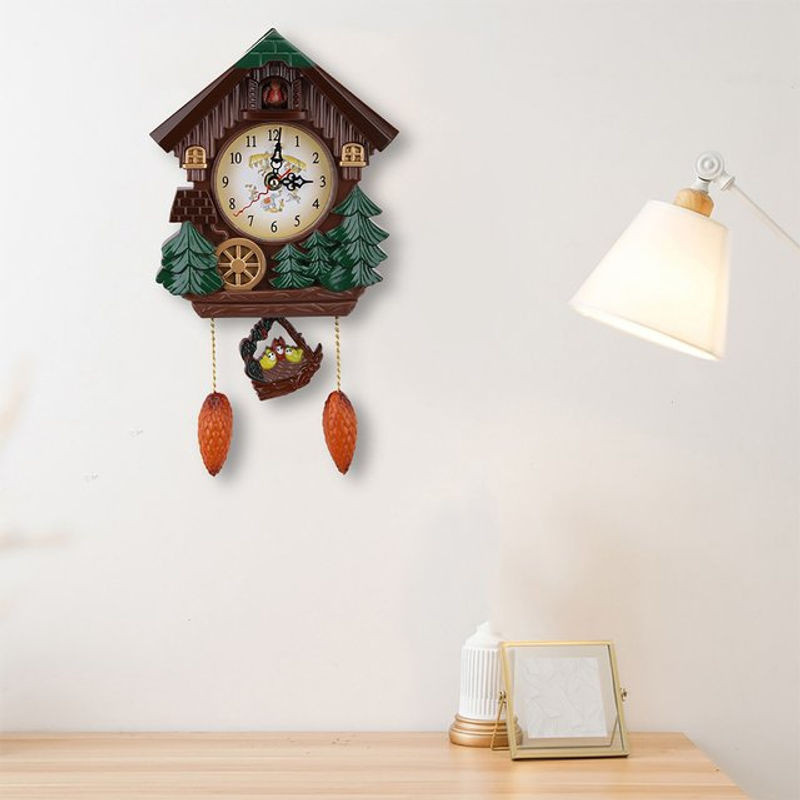 Qiilu Kuckucksuhr in Holzoptik als Vintage Wanduhr mit floralem Baum-Haus-Design in Braun - Bild 1