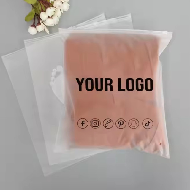 Mattierte Reißverschlusstasche mit individuellem Logo in Weiß als wiederverwendbare Verpackung für Dessous und Geschenke - Bild 1