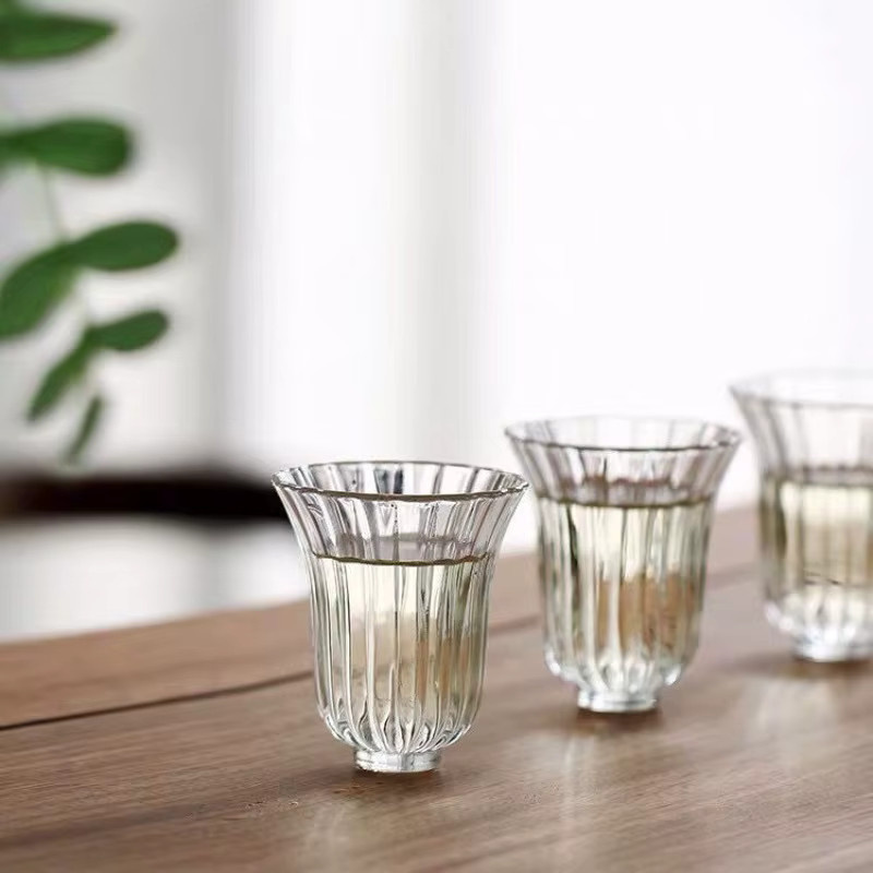 Transparente Mini-Teetasse aus Glas im japanischen Stil mit Blütenblatt-Design für Gongfu-Teesets, 50 ml - Bild 2