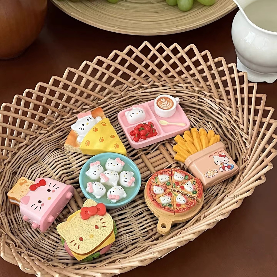 Sanrio Kitty 3D Kühlschrankmagnete aus Harz mit süßen Lebensmittel-Miniaturen wie Toast, Sandwich und Pizza in Multicolor - Bild 2