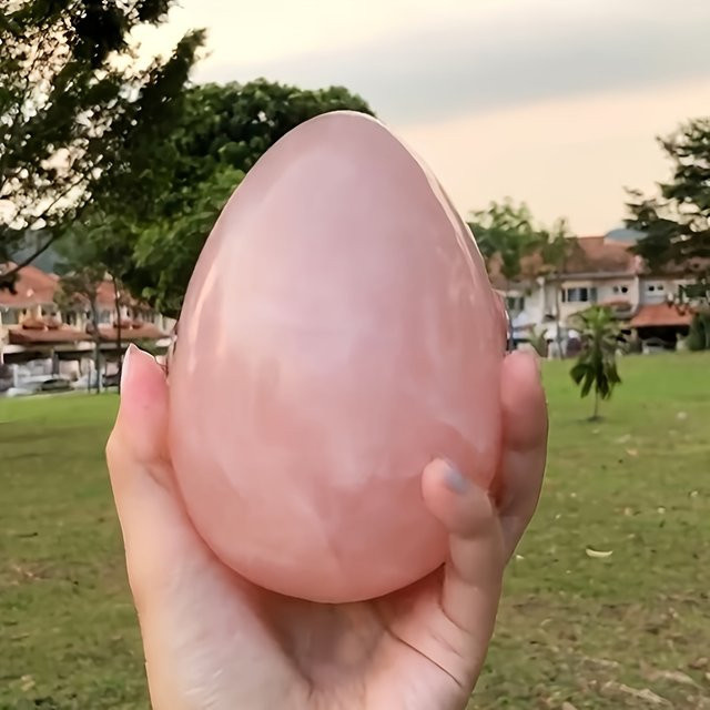 Handpolierter Rosenquarz-Edelstein in Pink von CrystalHola als abstrakte Schnitzerei für die Schmuckherstellung - Bild 1