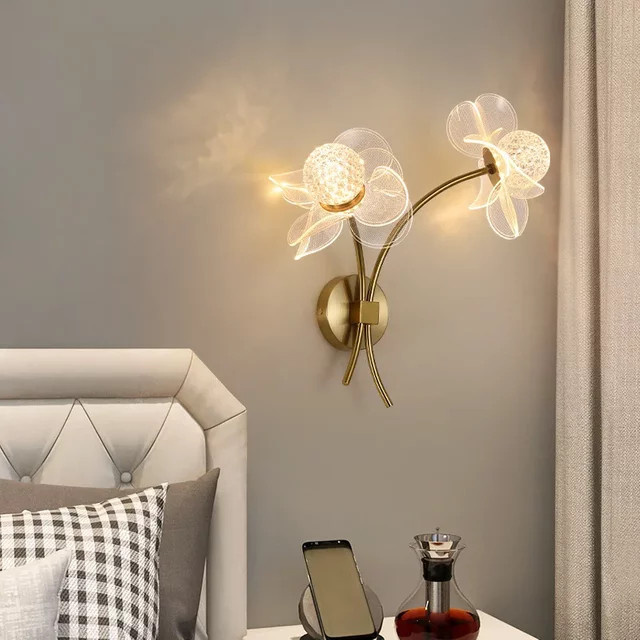 Moderne LED Wandlampe in Blumenform aus Acryl und Metall für Wohnzimmer und Schlafzimmer, Farbe Weiß/Gold, Warmweiß - Bild 1